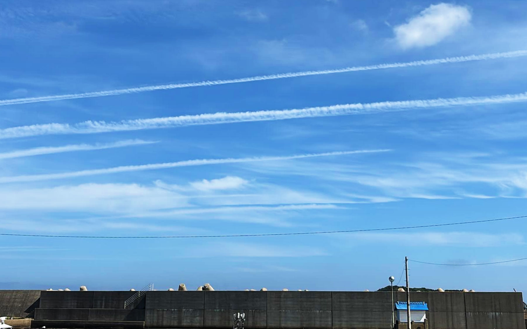 飛行機雲が広がる初夏の空|宇久島で感じる季節のうつろい